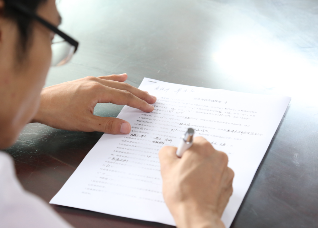 公司組織參加勞動(dòng)保障培訓(xùn)中心考試的員工進(jìn)行理論考試(圖3) 公司組織參加勞動(dòng)保障培訓(xùn)中心考試的員工進(jìn)行理論考試(圖3)