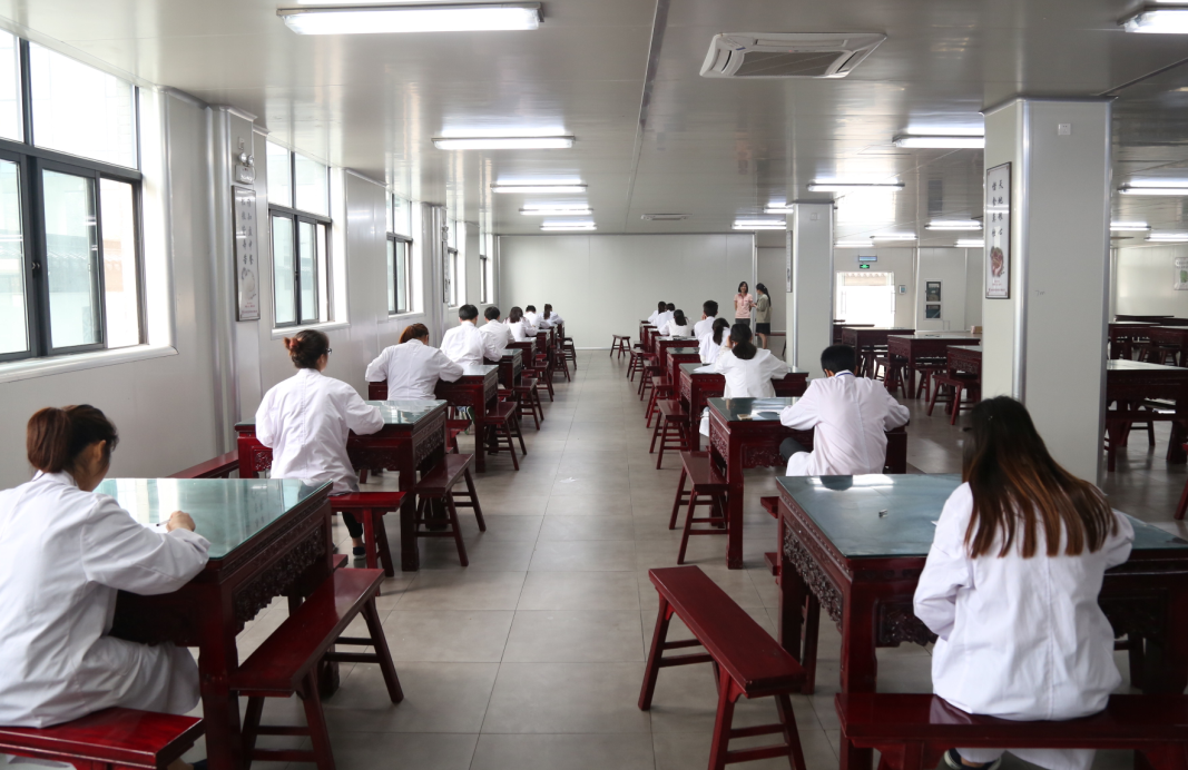 公司組織參加勞動(dòng)保障培訓(xùn)中心考試的員工進(jìn)行理論考試(圖4) 公司組織參加勞動(dòng)保障培訓(xùn)中心考試的員工進(jìn)行理論考試(圖4)