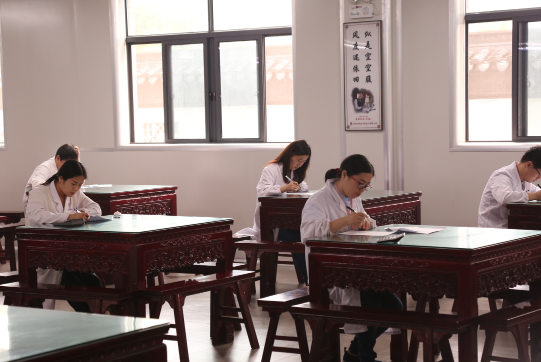 公司組織參加勞動(dòng)保障培訓(xùn)中心考試的員工進(jìn)行理論考試(圖5) 公司組織參加勞動(dòng)保障培訓(xùn)中心考試的員工進(jìn)行理論考試(圖5)